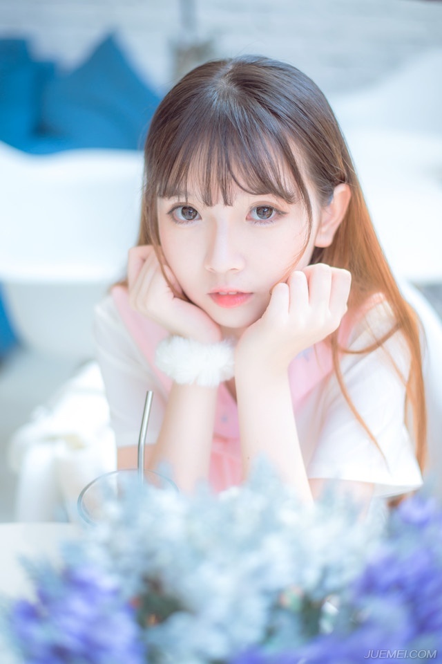 现实会告诉你不努力就会被生活踩死，无需找什么借口，一无所有就是拼的理由。